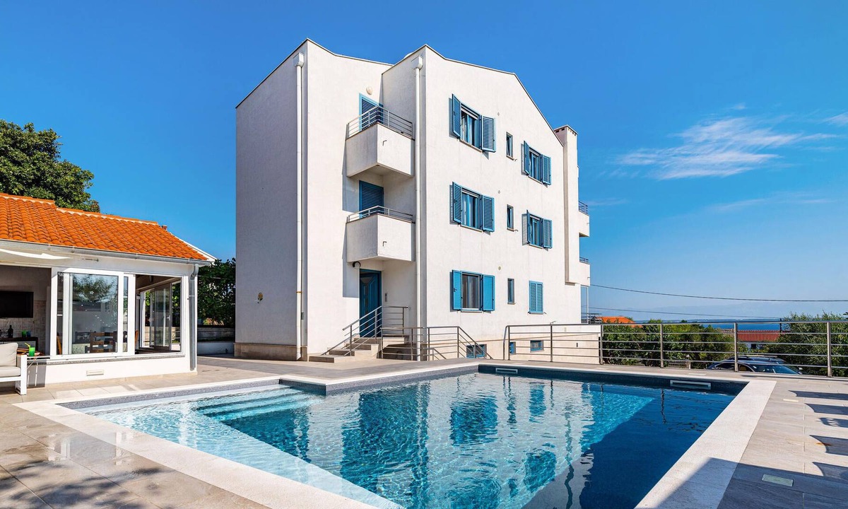 Lukoran Apartment | Attractive apartment with shared pool and sea view for a great vacation.