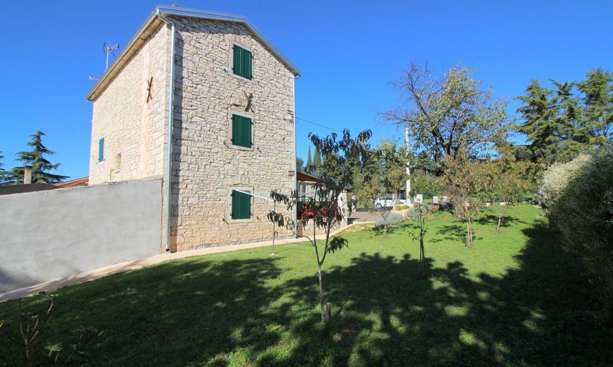 Kastelir House | Authentic stone house with garden, barbecue, playground, trampoline