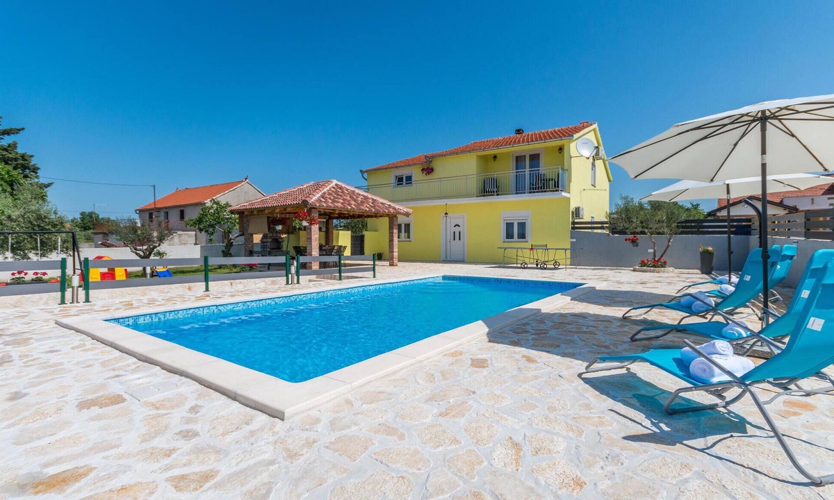 Sveti Filip i Jakov Apartment | Awesome apartment in Gornje Rastane