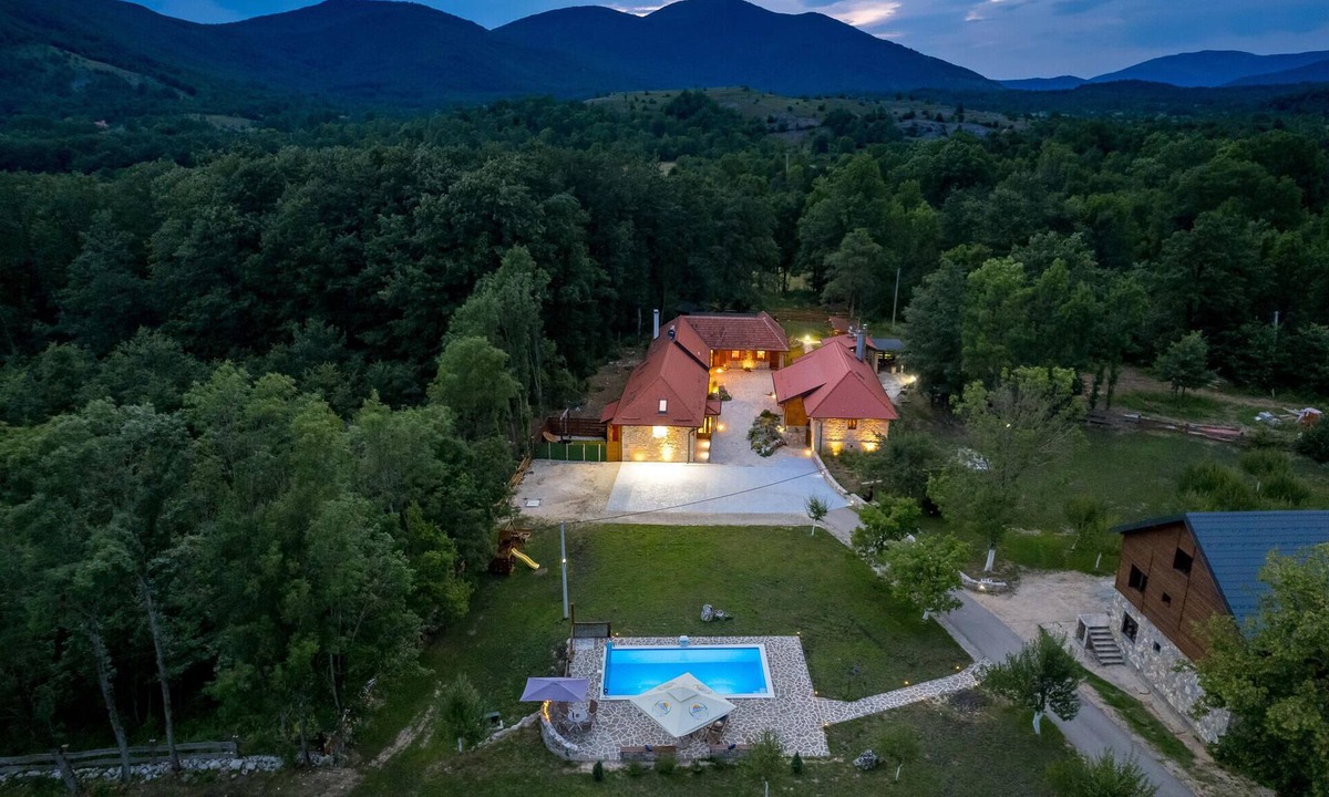 Gracac House | Awesome home in Gracac with sauna
