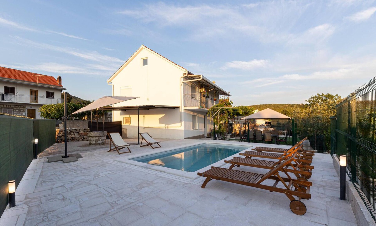 Central Dalmatia House | Awesome home in Blato na Cetini