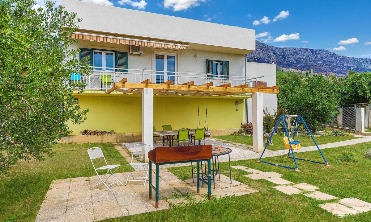 Kastel Gomilica House | Awesome home in Kastel Gomilica with WiFi