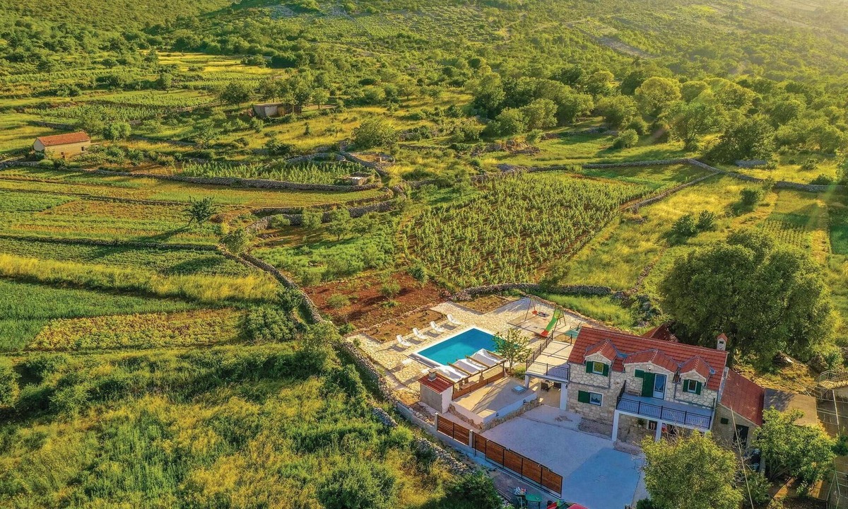 Ljubitovica House | Awesome home in Ljubitovica