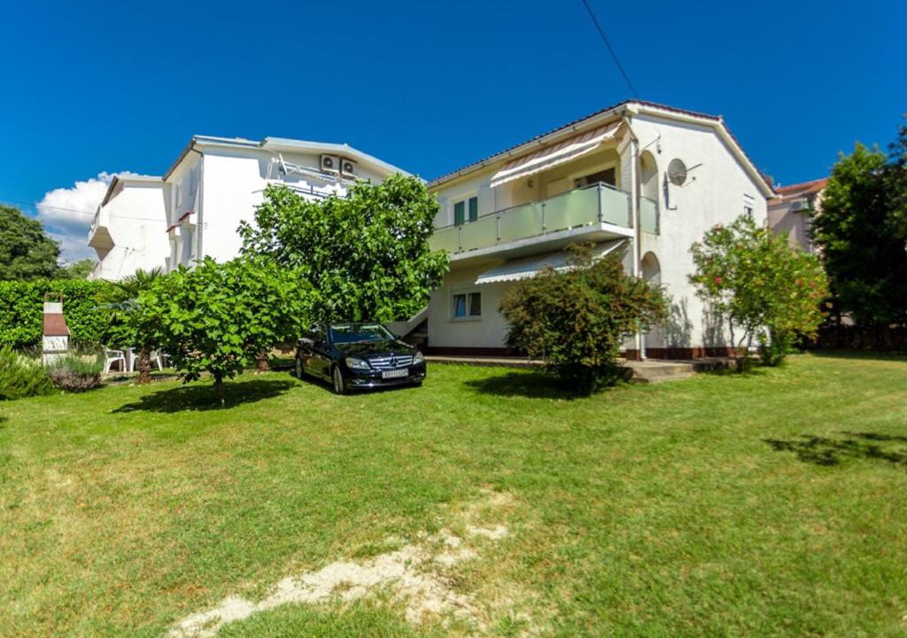 Milcetici Apartment | Balmy Apartment in Malinska near Sea