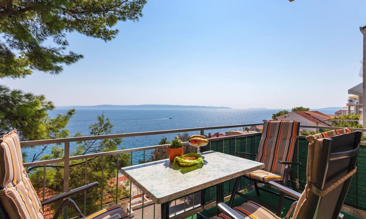 Businci House | "Barbara" mit Blick auf das Wasser by Interhome