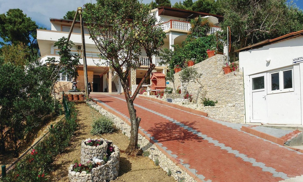 Vlasici Apartment | Beach front apartment in Vlasici with WiFi