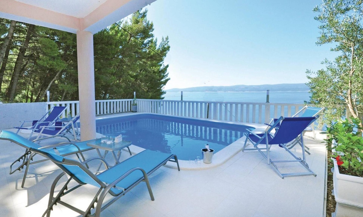 Mimice Apartment | Beach front apartment in Mimice with WiFi