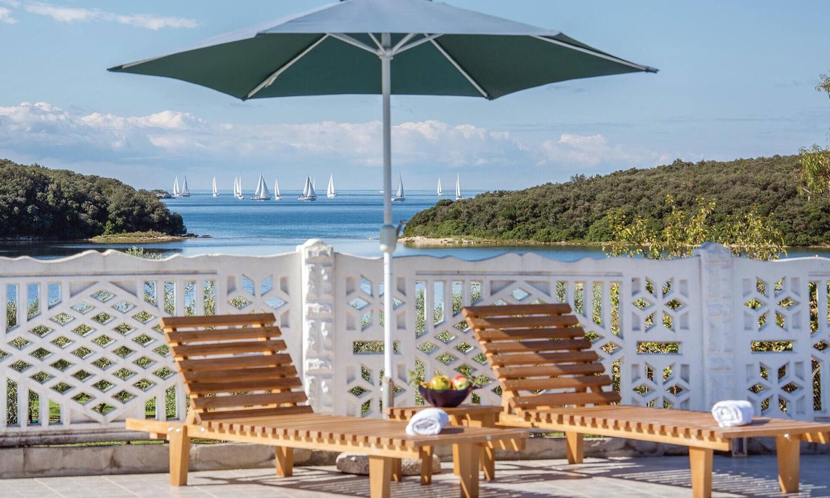 Vrsar Apartment | Beach front apartment in Vrsar