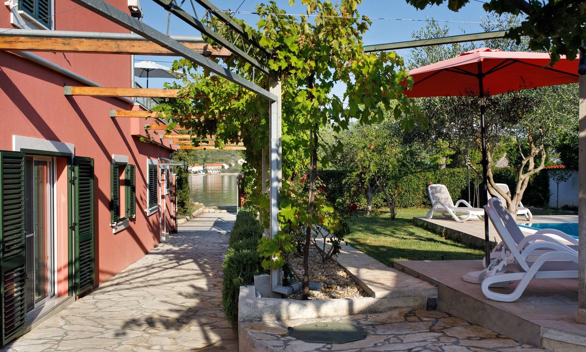 Sutomiscica Villa | Beach house, 4 people, private pool, garden, terrace, family & kids