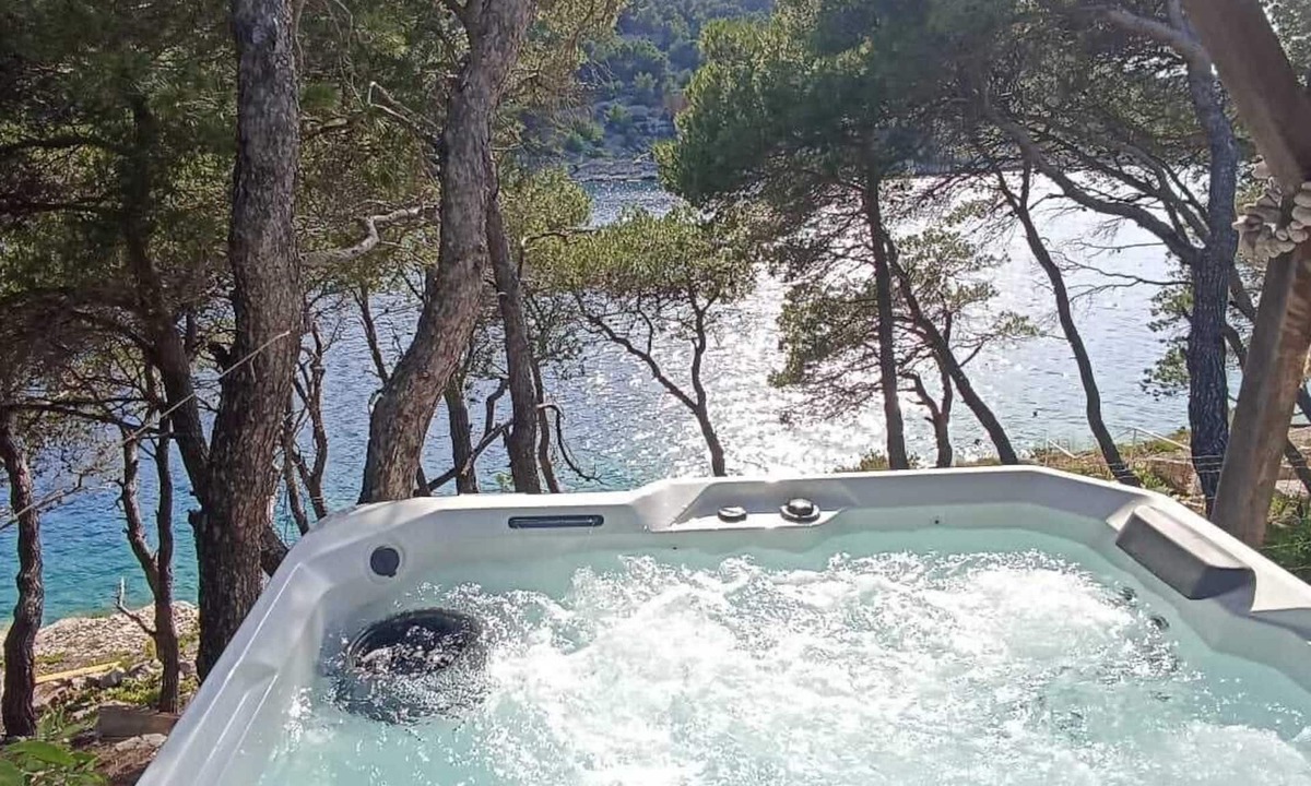 Zirje Apartment | Beachfront Apar.in a Pine Forest With Covered Terrace of 50 m2 and Large Jacuzzi