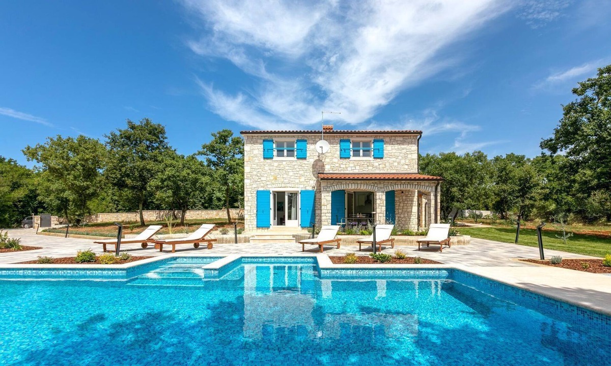 Funtana House | Beachfront stone villa just 800 metres from the beach with private pool, BBQ, washing machine