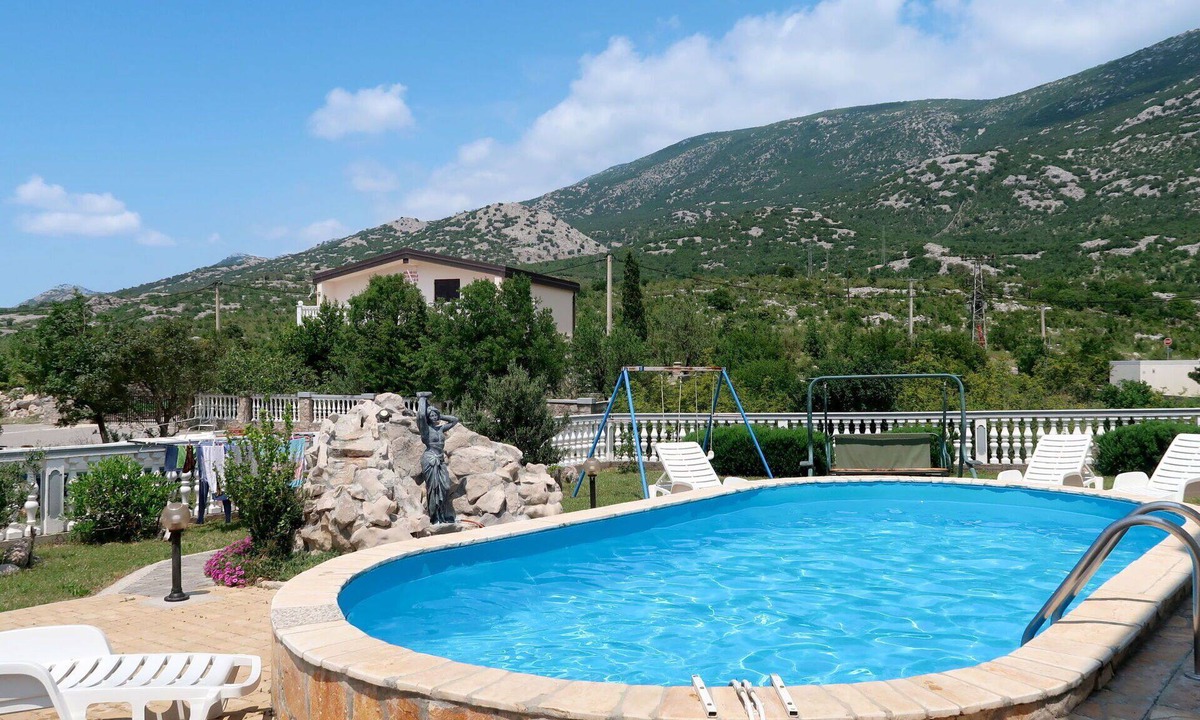 Cesarica Apartment | Beautiful apartment for 8 people with A/C, WIFI, pool, TV and terrace