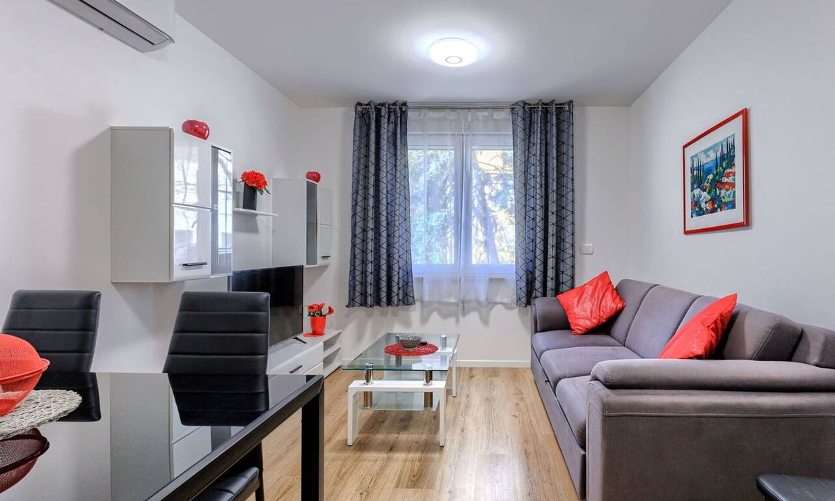 City Center Apartment | Beautiful apartment for 4 guests with A/C, WIFI, TV and pets allowed