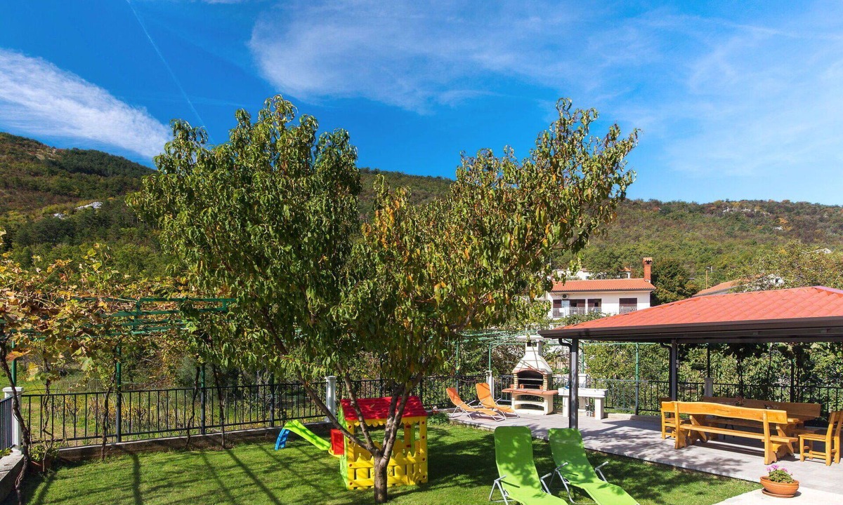 Golovik Apartment | Beautiful apartment for 4 guests with A/C, WIFI, TV and terrace