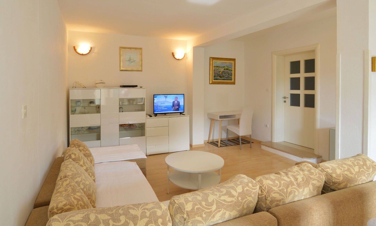 Arbanija Apartment | Beautiful apartment for 7 guests with A/C, WIFI, TV, terrace and pets allowed