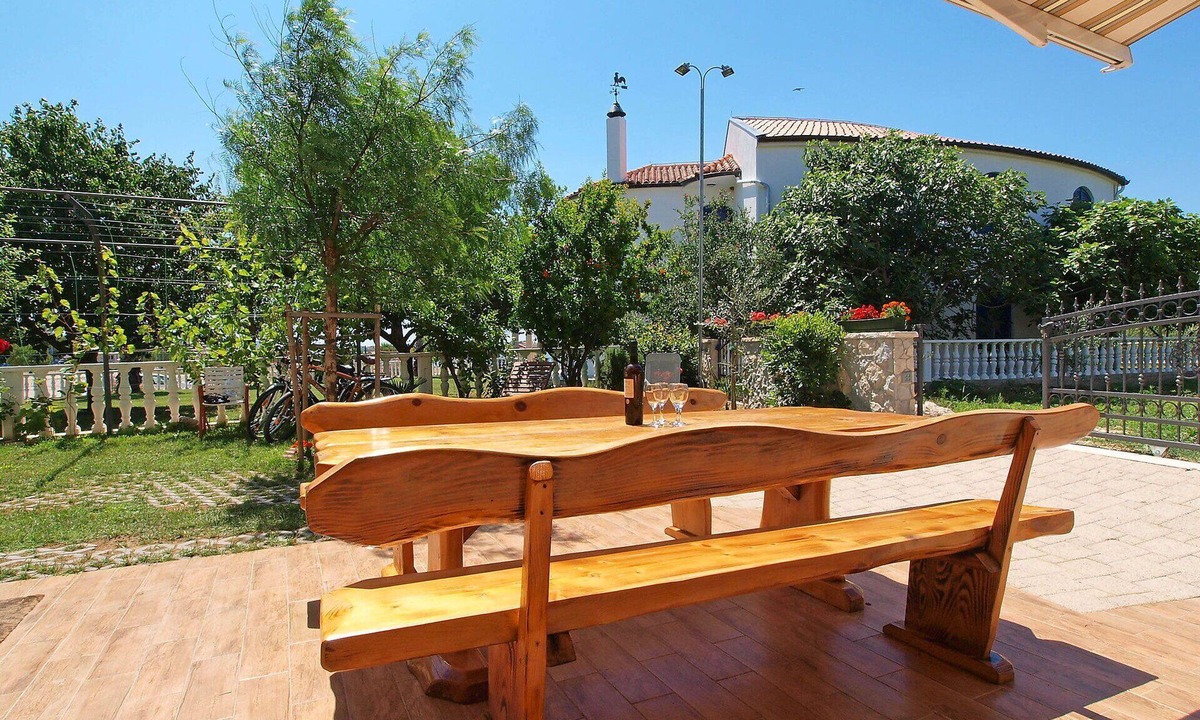 Bibinje Apartment | Beautiful apartment for 4 people with A/C, pool, WIFI, TV and terrace