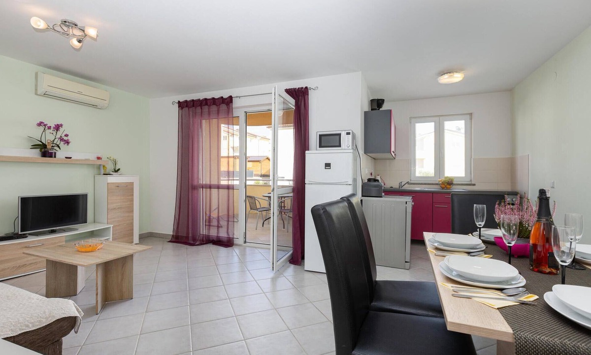 Cizici Apartment | Beautiful apartment in Cizici with WiFi