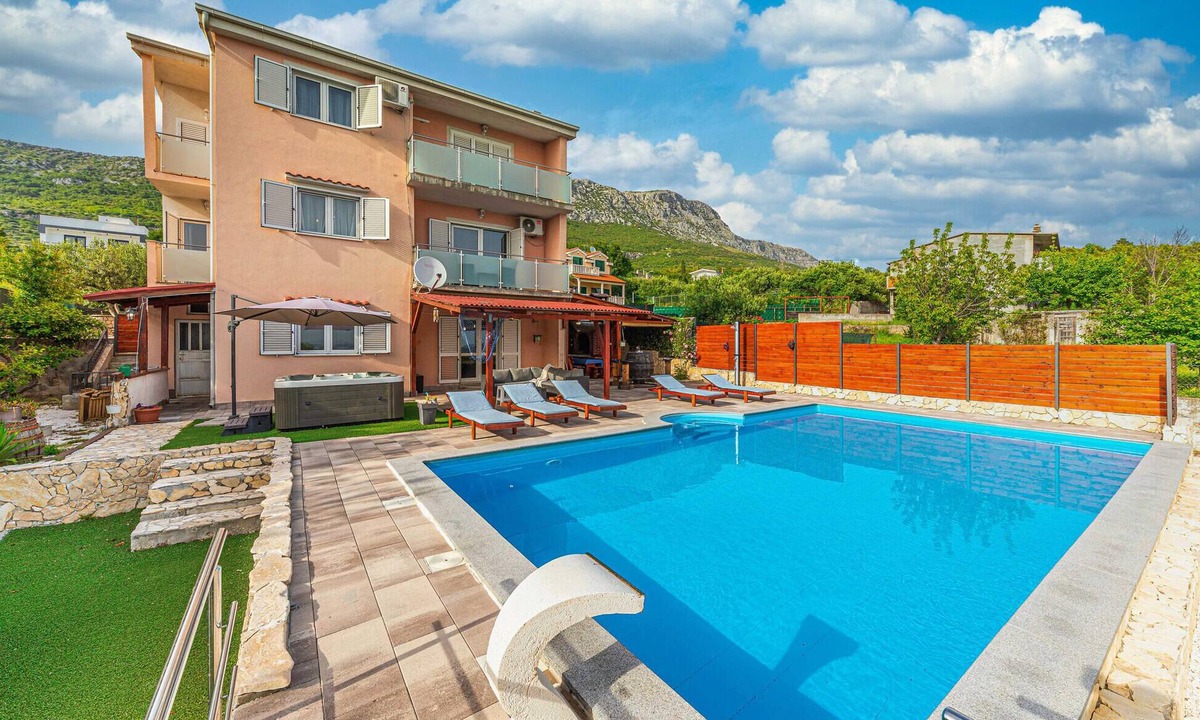 Kastel Kambelovac House | Beautiful home in Kastel Kambelovac with sauna