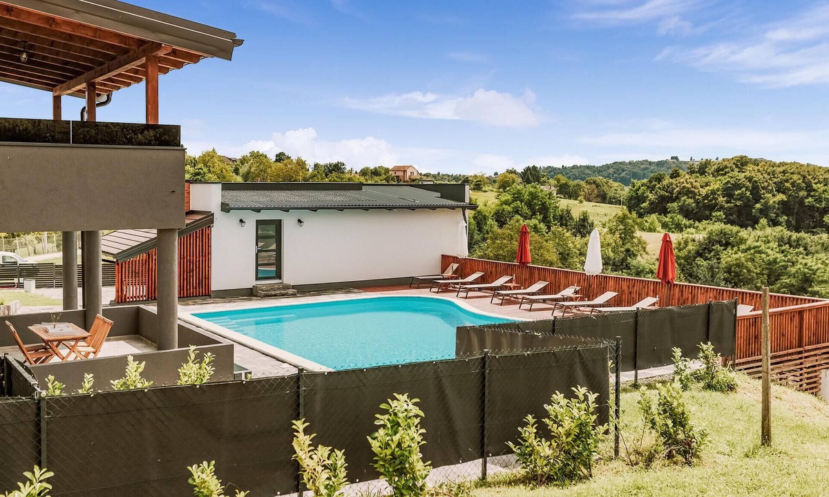 Grabrovnik House | Beautiful home in Grabrovnik with sauna