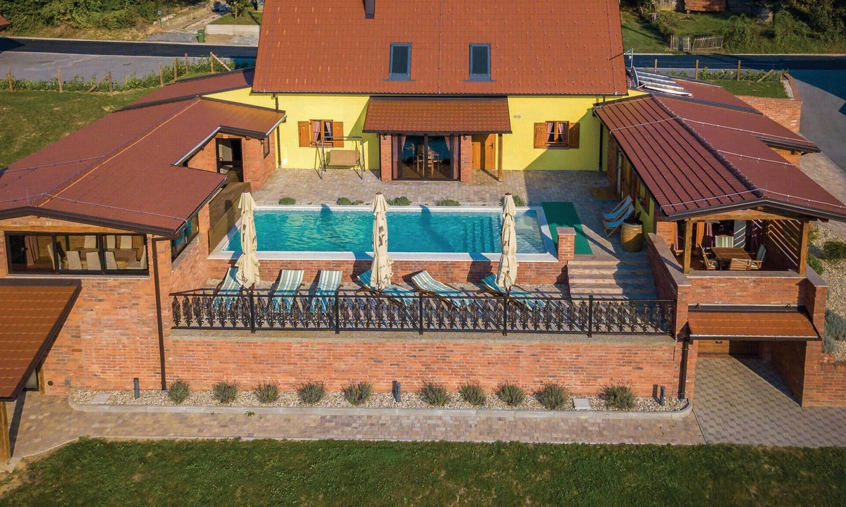 Kutina House | Beautiful home in Repusnica with sauna