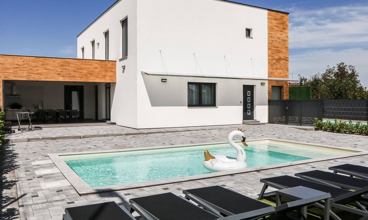 Andrijasevci House | Beautiful home in Rokovci with sauna