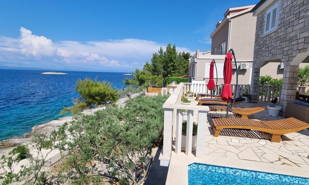 Prigradica House | Beautiful private villa for 6 people with A/C, private pool, WIFI, TV and terrace