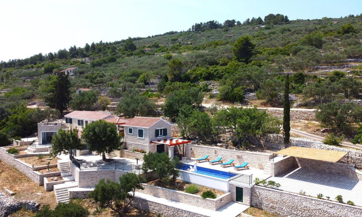 Prigradica House | Beautiful private villa for 8 guests with internet, A/C, private pool, TV, terrace and pets allo.