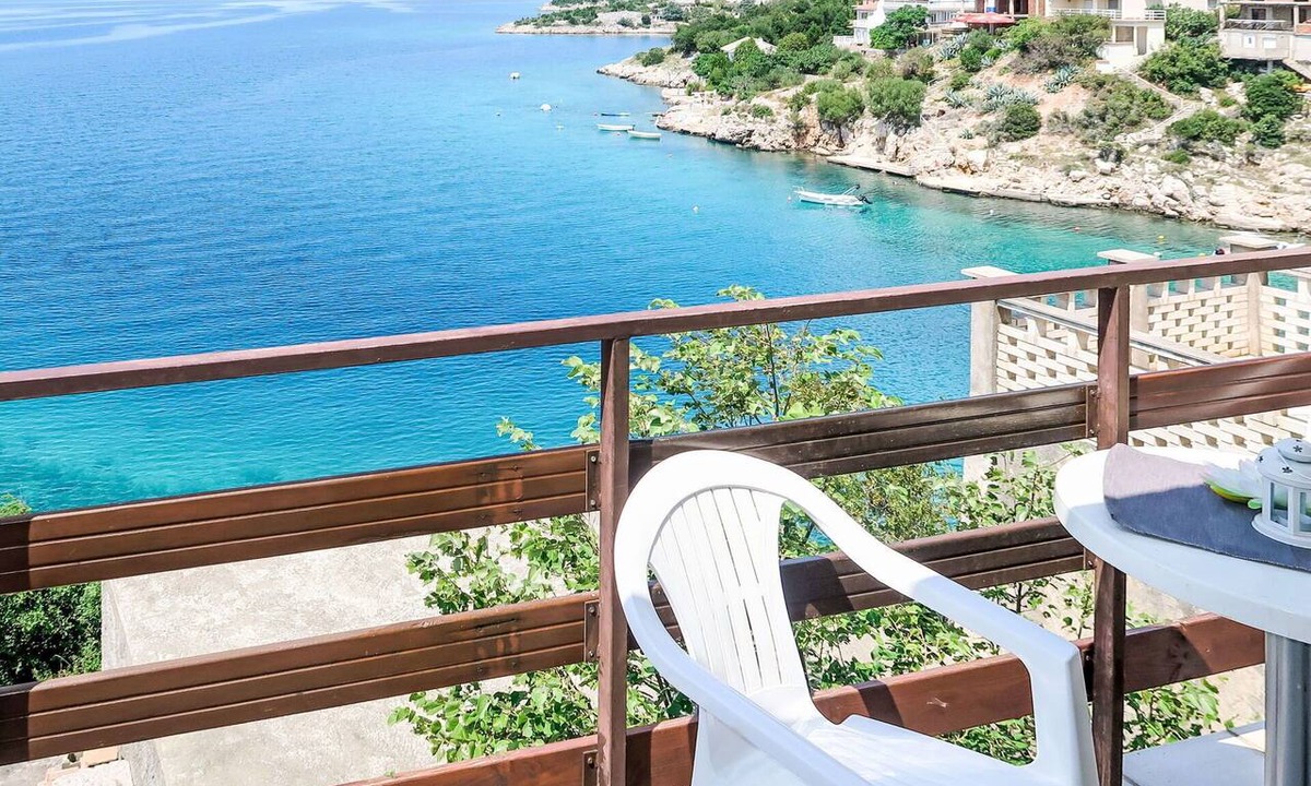 Prizna House | Beautiful private villa for 10 people with WIFI, A/C, TV, terrace and pets allowed