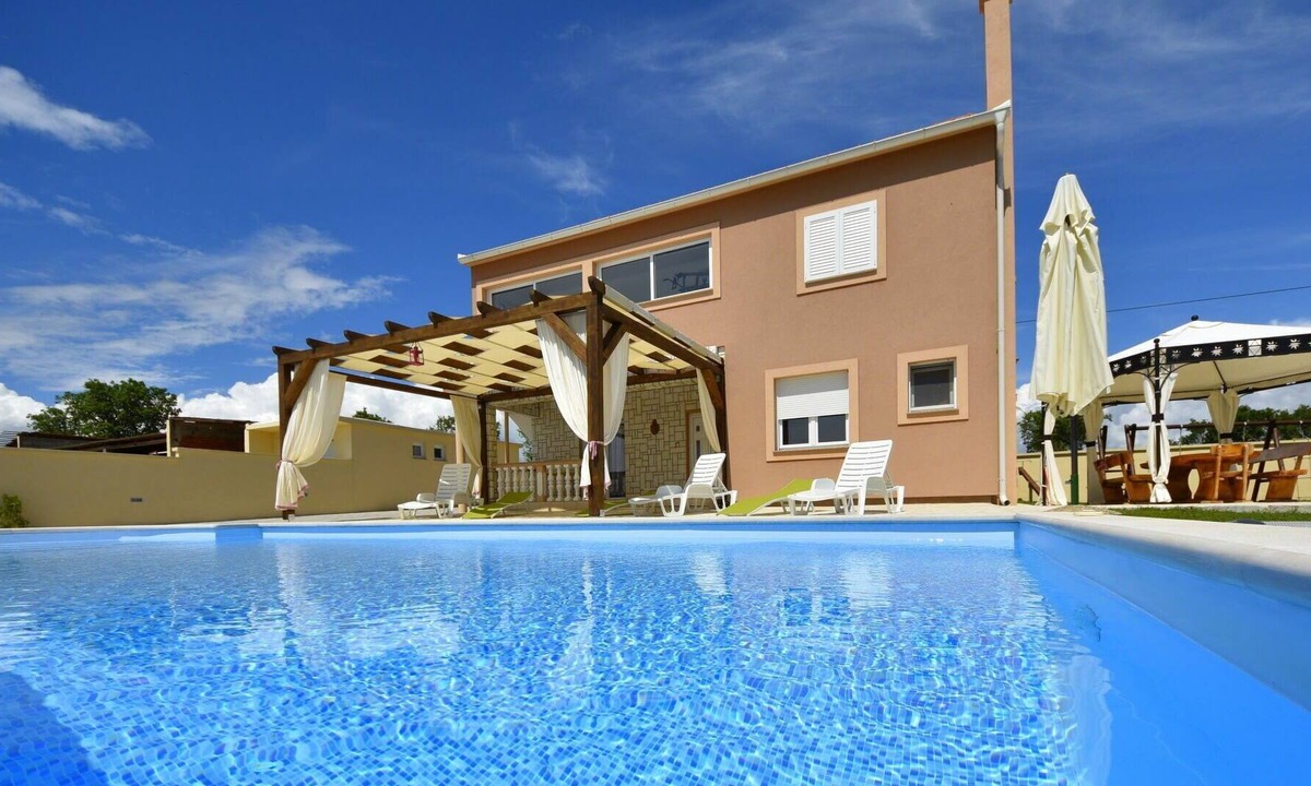 Tinj House | Beautiful private villa for 12 people with WIFI, A/C, private pool, TV, terrace and parking