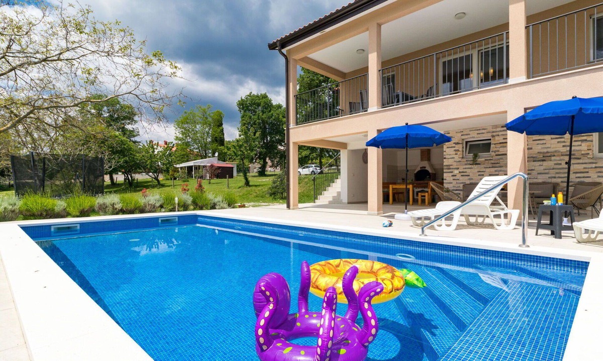 Vinez House | Beautiful private villa for 6 people with A/C, private pool, WIFI, TV and terrace