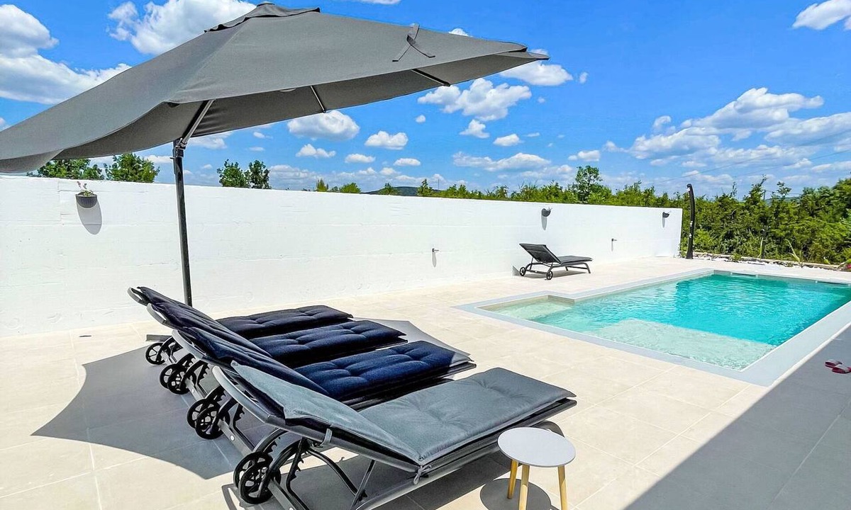 Bila Vlaka House | Beautiful private villa for 6 guests with A/C, WIFI, private pool, TV, terrace and pets allowed