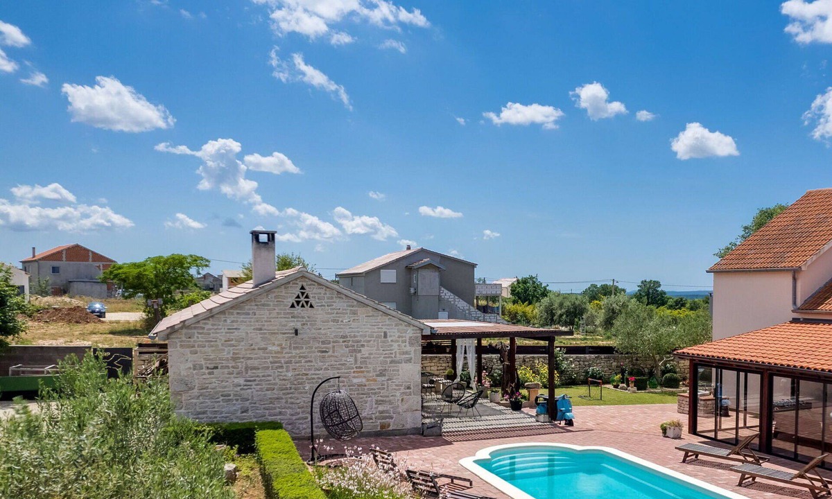 Gornji Zemunik Villa | Beautiful private villa for 8 guests with hot tub, A/C, WIFI, private pool, TV and patio