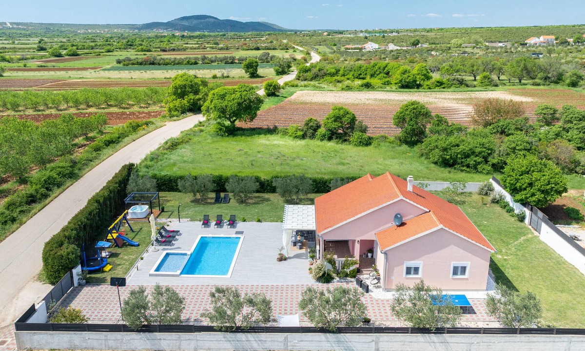 Tinj Villa | Beautiful villa Maris with pool and jacuzzi