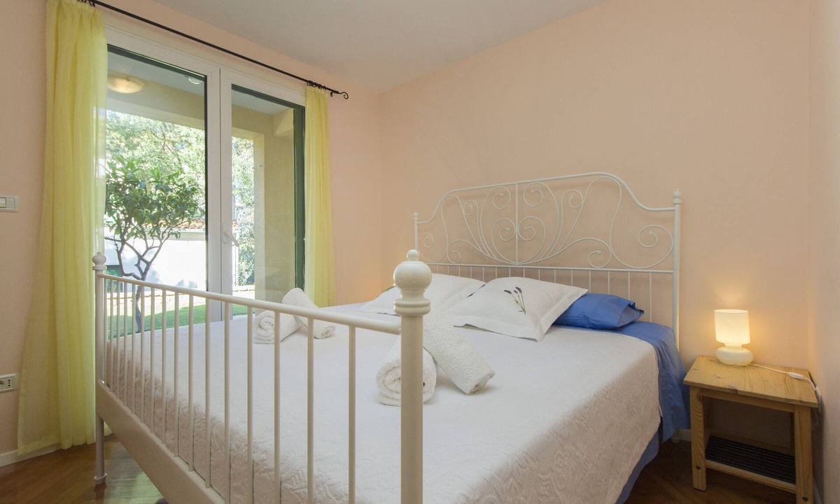 Brodarica Apartment | bedroom: double rooms; double bed; parquet