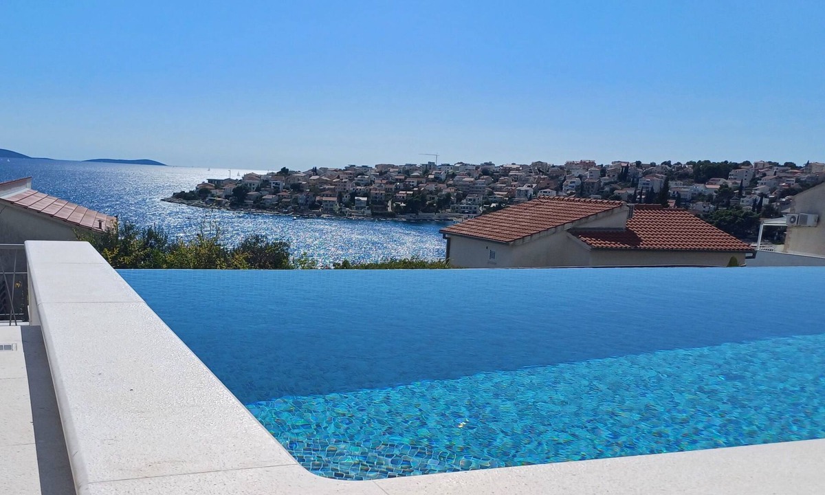 Businci Apartment | Beheizter Infinity-Pool, Wohnung mit Meerblick3 by Interhome
