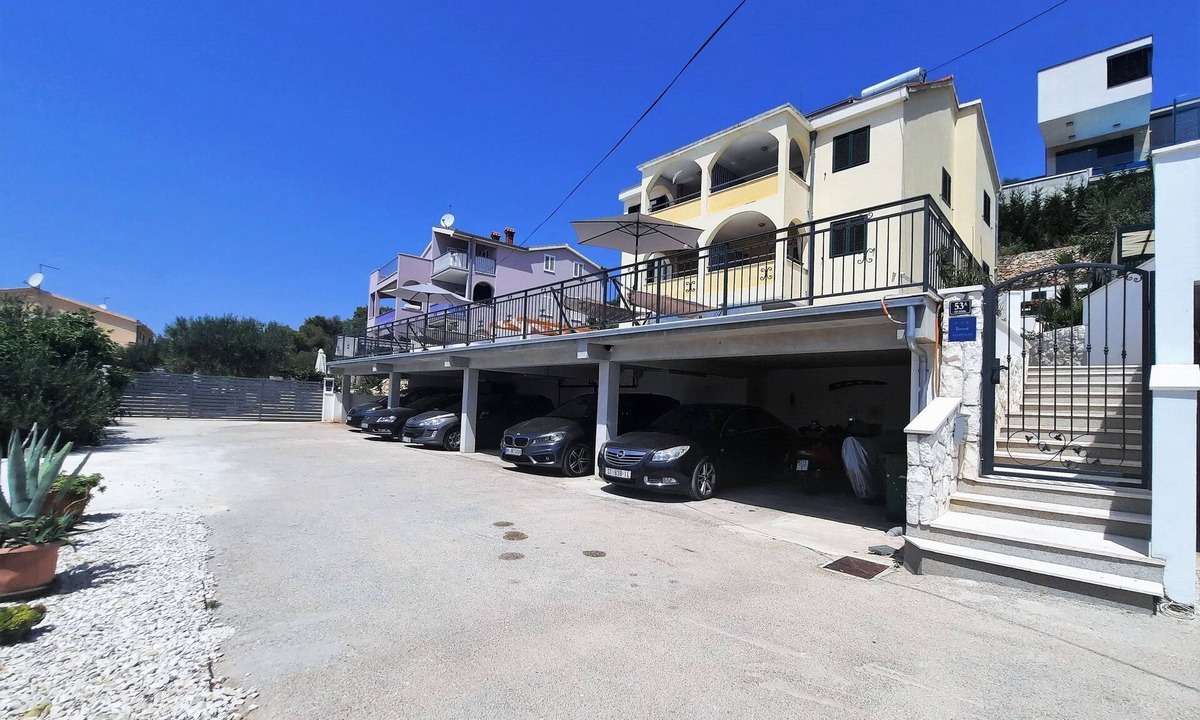 Businci Apartment | Beheiztes Schwimmbad, Familienferienwohnung by Interhome