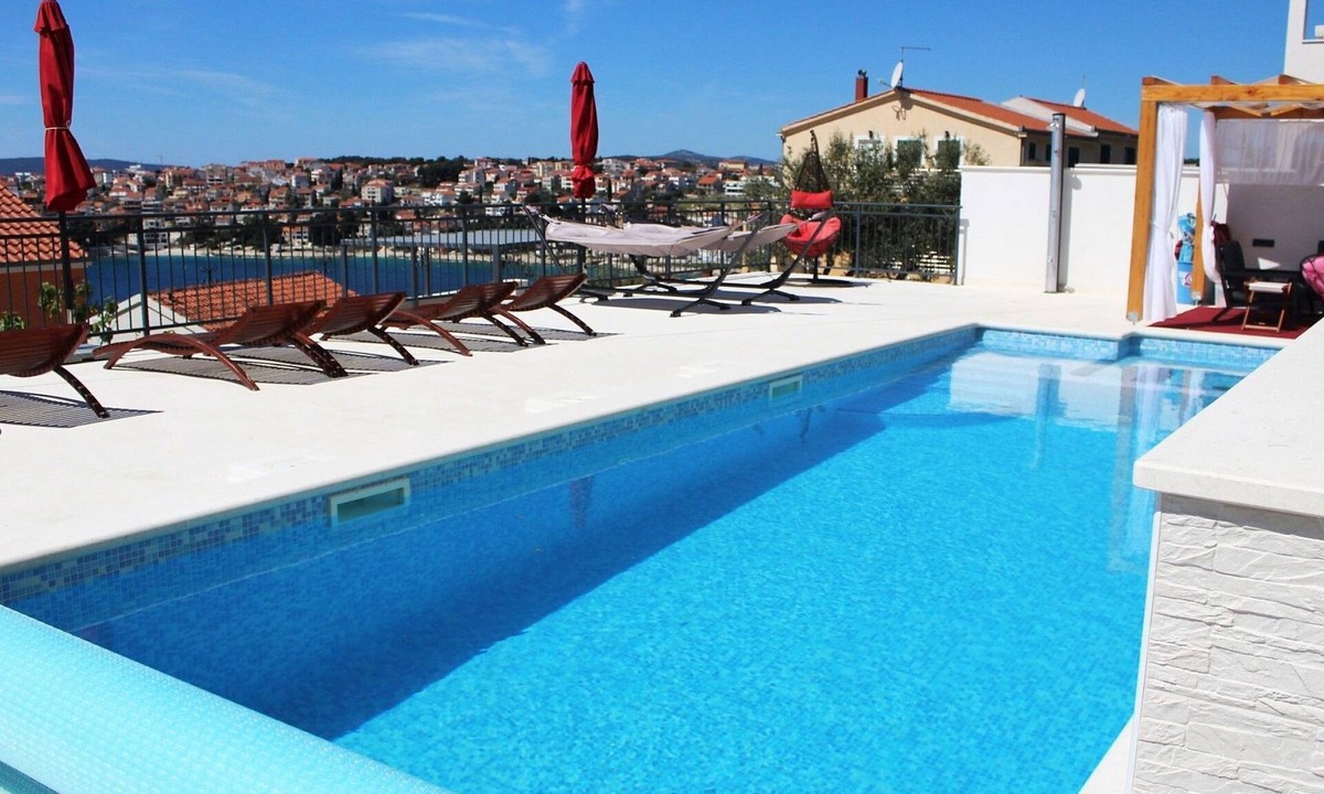 Businci Apartment | Beheiztes Schwimmbad, schattige Terrasse mit Meerblick by Interhome
