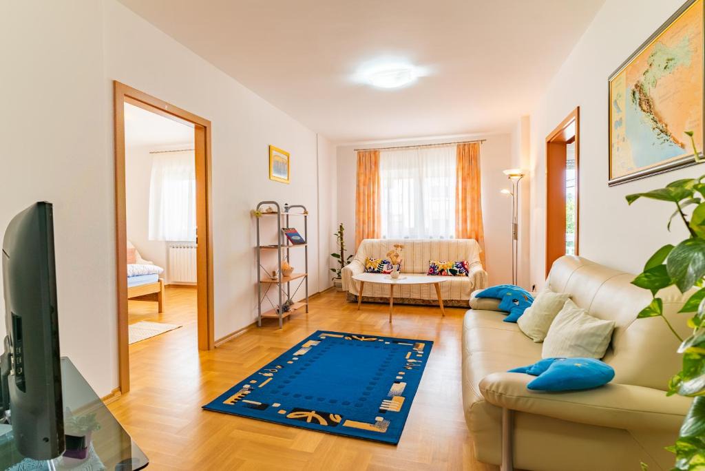 Zagreb Apartment | Big 4 bedroom apartment with private parking