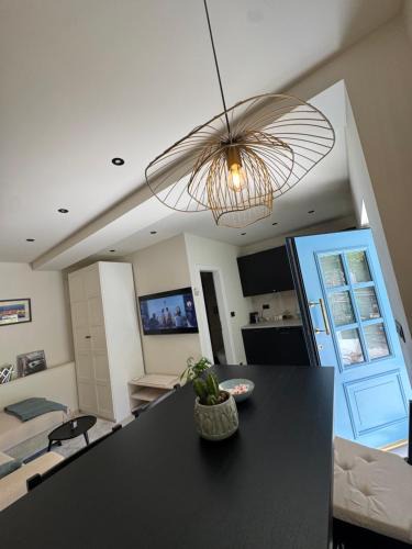 Kamen Apartment | Blue door apartment