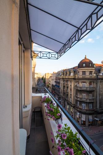 Stari Grad Apartment | Bright City Center Apartment with Balcony