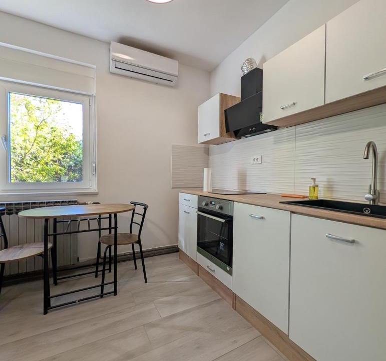 Sesvete Apartment | Bright & Sunny Studio