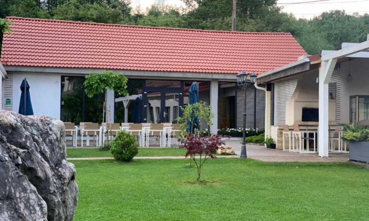 Moieciu Bed & Breakfast | Casa Bucegi - 1 Queen BR