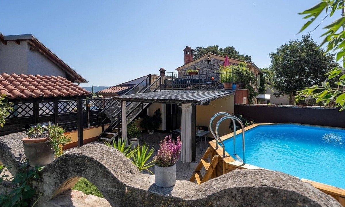 Nova Vas House | Casa Dvi Mendule, small rustic holiday home set in a village close to Novigrad