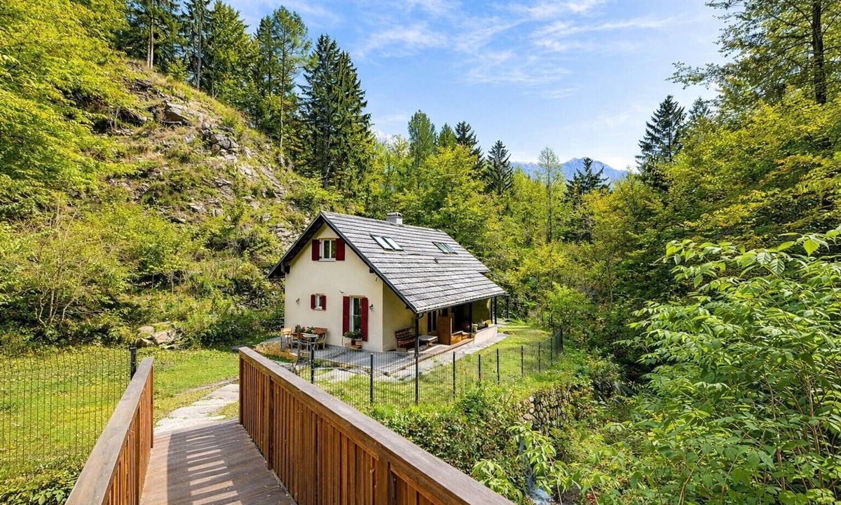 Preddvor House | Central Area - New sweet valley cottage & stream