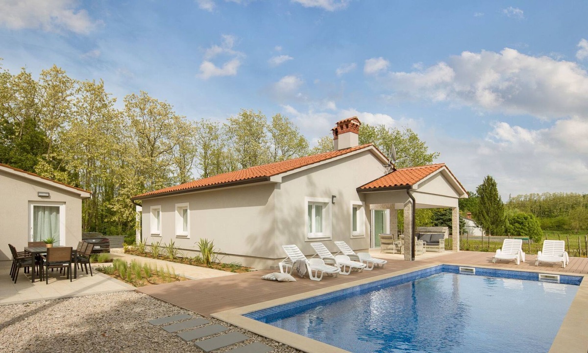 Zupanici House | Charmante Villa mit gepflegtem Garten und beheiztem Pool by Interhome