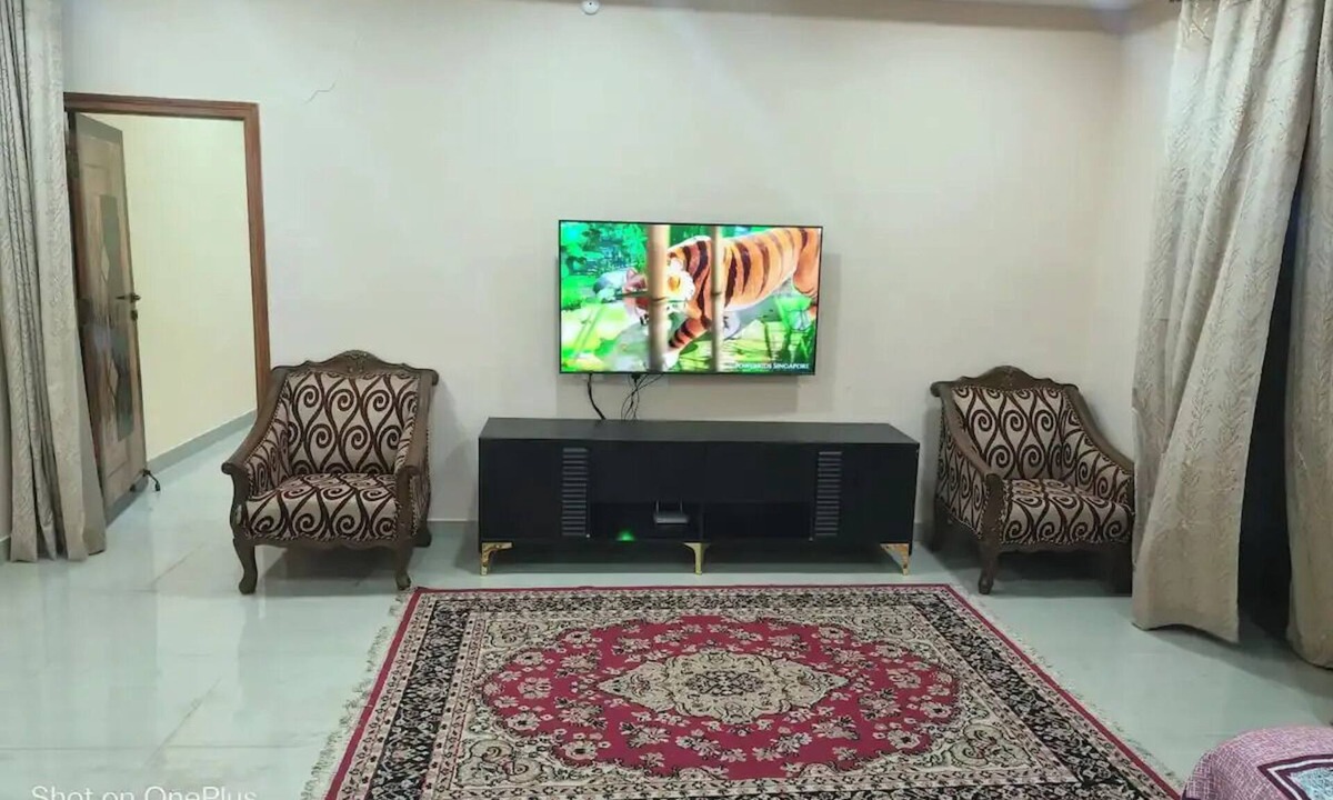 Hyderabad House | Charming 3-bedroom building with WiFi and AC in awesome Hyderabad