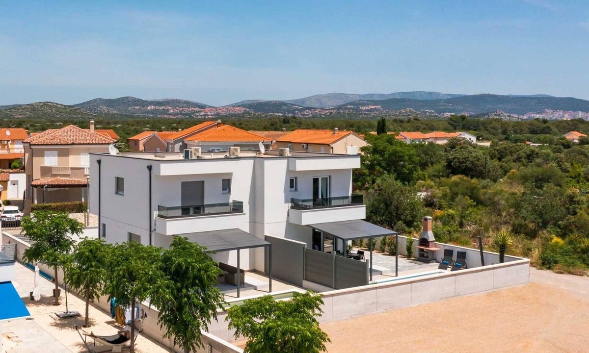 Sibenik Villa | Charming 3-Bedroom Villa Retreat, Sleeps 6, with Spacious Parking