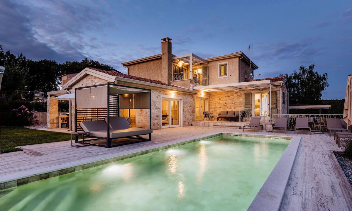 Strpacici Villa | Charming 4-Bedroom Villa with Heatable Pool, Jacuzzi and Sauna