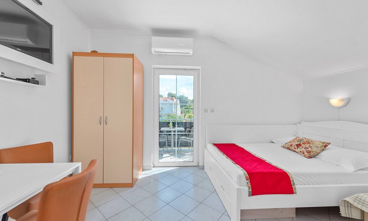 Sveti Filip i Jakov Apartment | Charming Beachfront Abode for 2