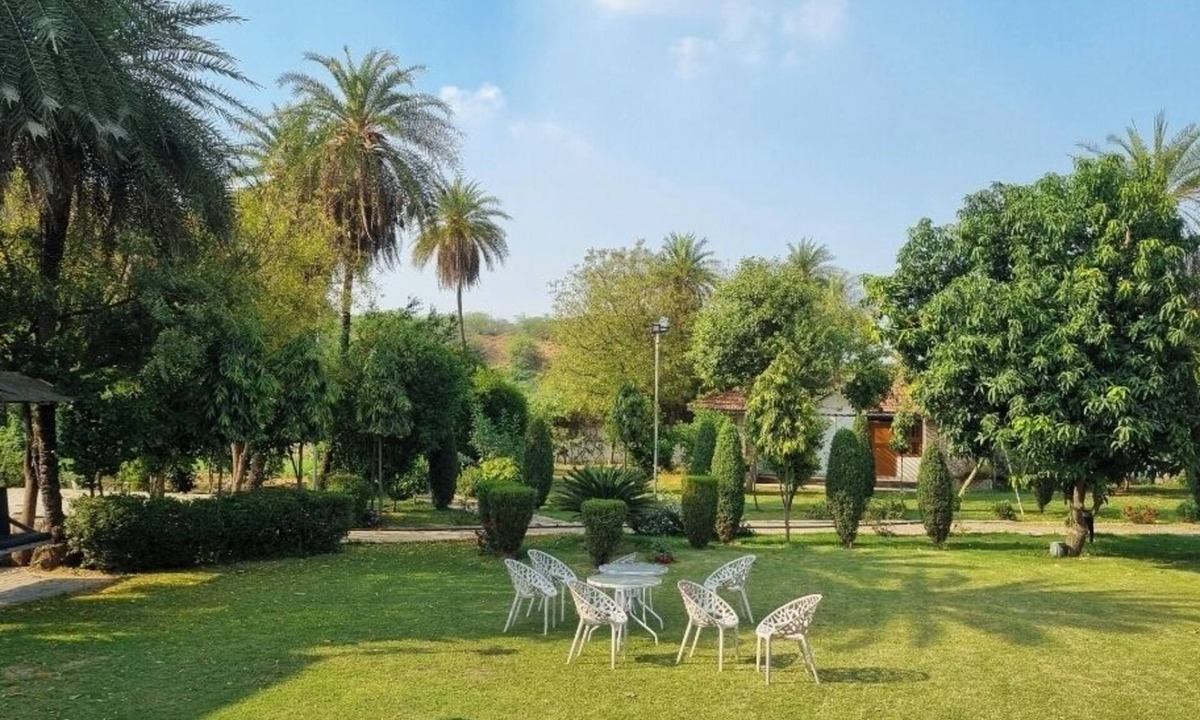 Faridabad House | Charming farmhouse retreat with lush gardens and serene views